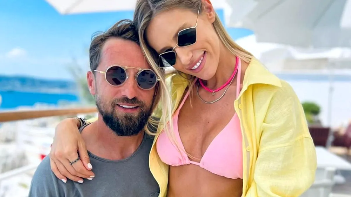 Dani Oţil, prima imagine cu verigheta pe deget. Gabriela l-a pozat imediat, cum arată bijuteria: „Nu-i aşa că îi stă bine?!”