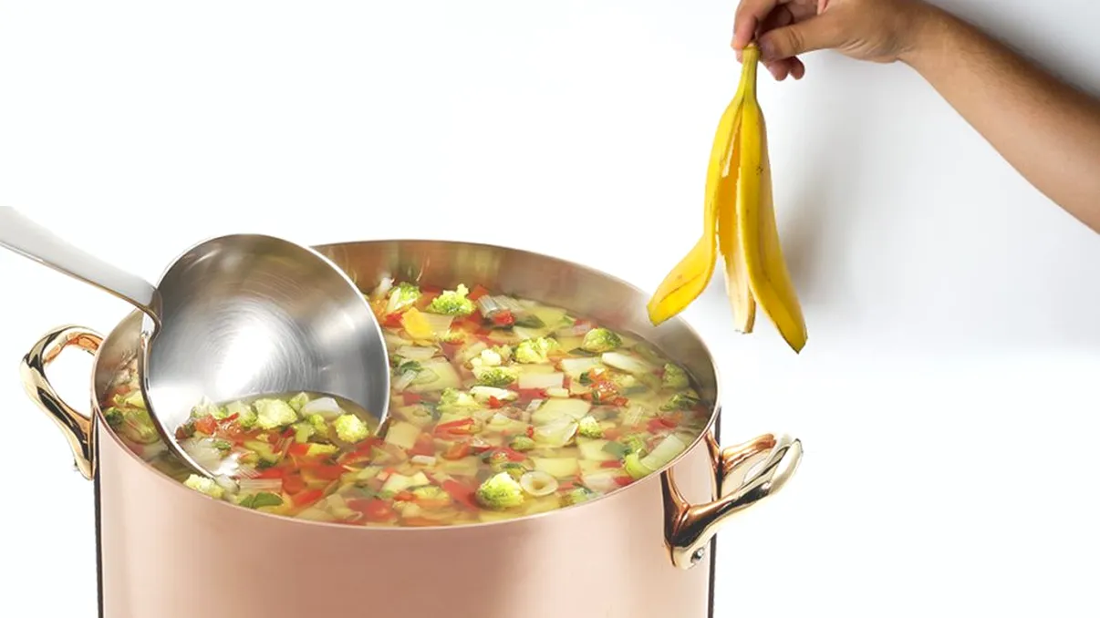 De ce să pui o coajă de banană în supă. Secretul folosit și în restaurante