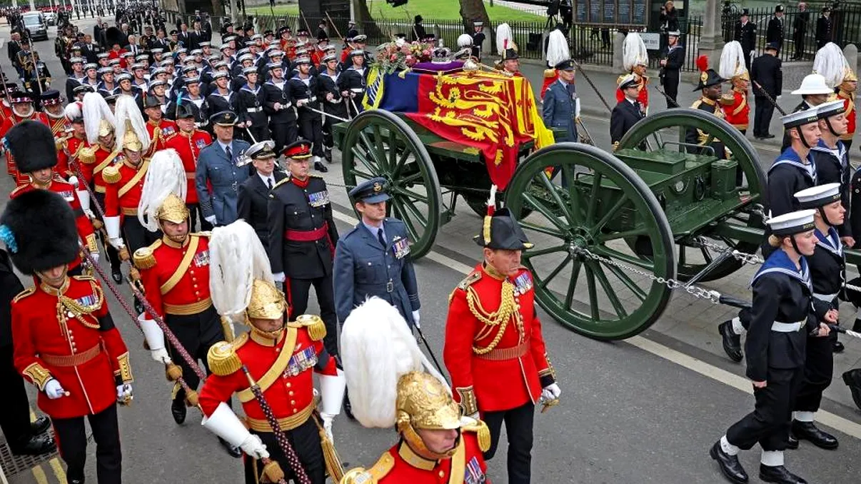 De ce sicriul Reginei Elisabeta a fost transportat cu un afet de tun. Detaliul care stă în spatele tradiţiei din 1901