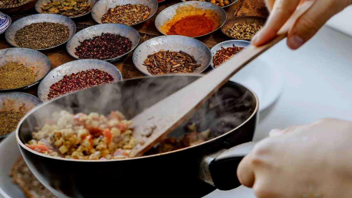 Ingredientele care nu trebuie adăugate vreodată în mâncare. Mulți fac această greșeală