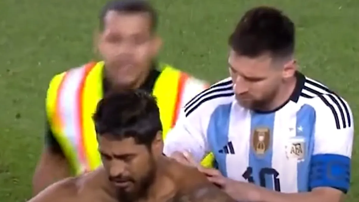 Lionel Messi a dat un autograf pe piele unui suporter intrat pe teren în timpul meciului. Richarlison, „atacat” cu o banană la amicalul Braziliei - FOTO & VIDEO