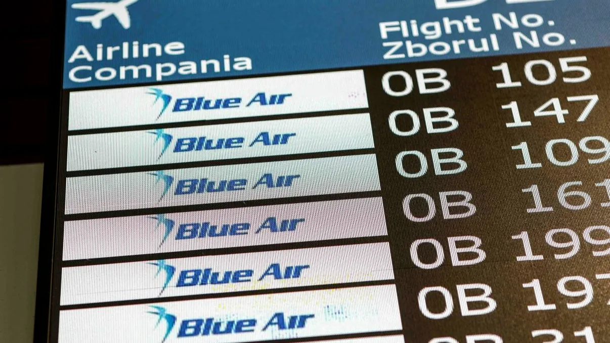Situaţie disperată pe Otopeni. Mii de români sunt afectaţi de anularea zborurilor de către Blue Air