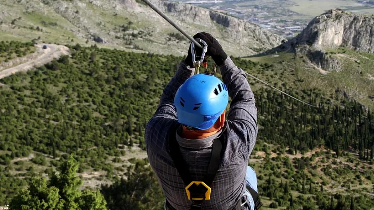 Unde te poți da pe tiroliană în România. Care este cel mai lung traseu din țară