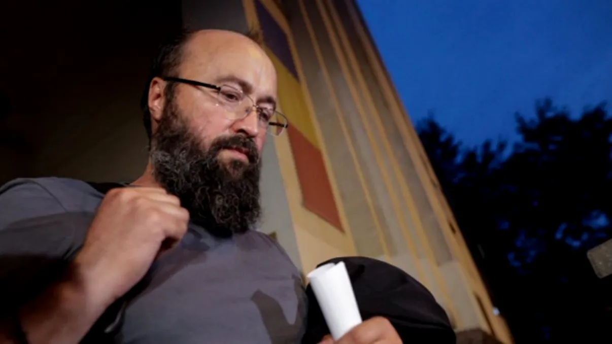 Dialogul dintre părintele Visarion Alexa şi enoriaşa care îl acuză de agresiune, făcut public. Ce i-a putut spune preotul femeii e scandalos