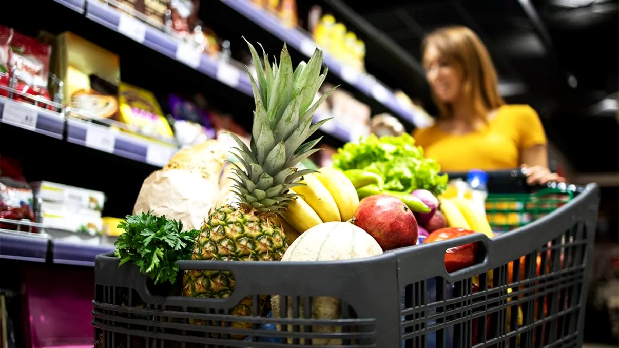 Alimentele care s-au ieftinit în ultima perioadă. Valurile de scumpiri nu le-au afectat, asta trebuie să cumpere românii