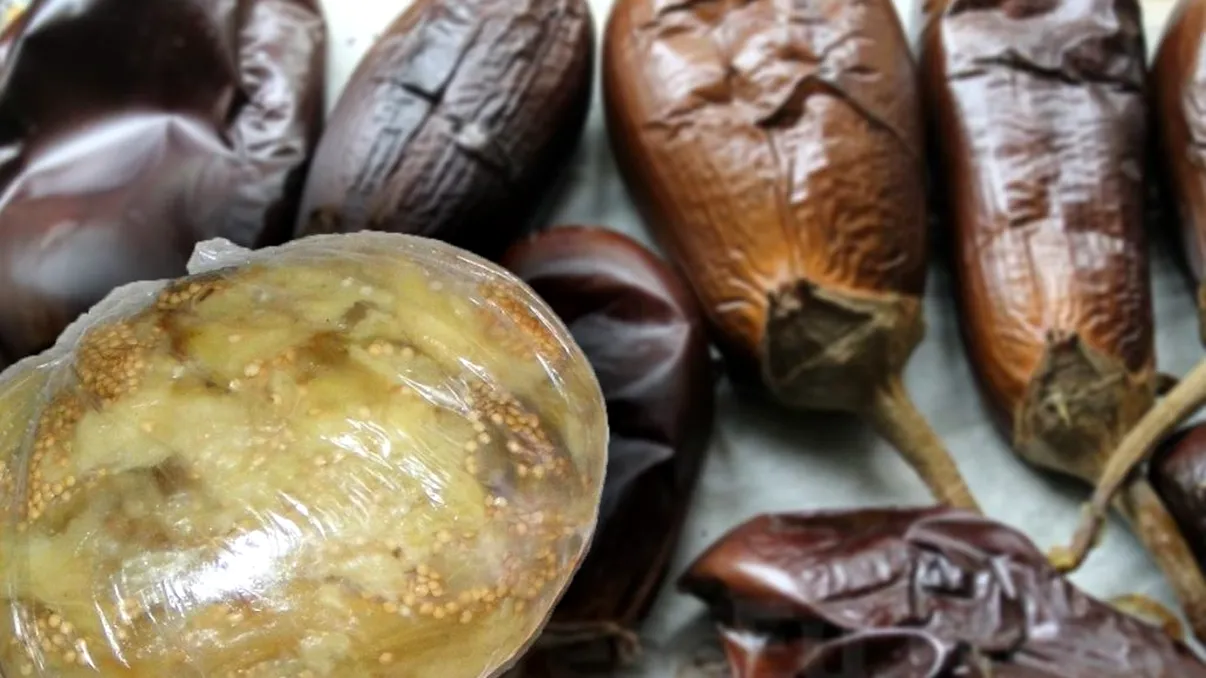 Amestecul care trebuie pus în vinete înainte să le depozitezi în congelator. Vor rezista mai mult timp