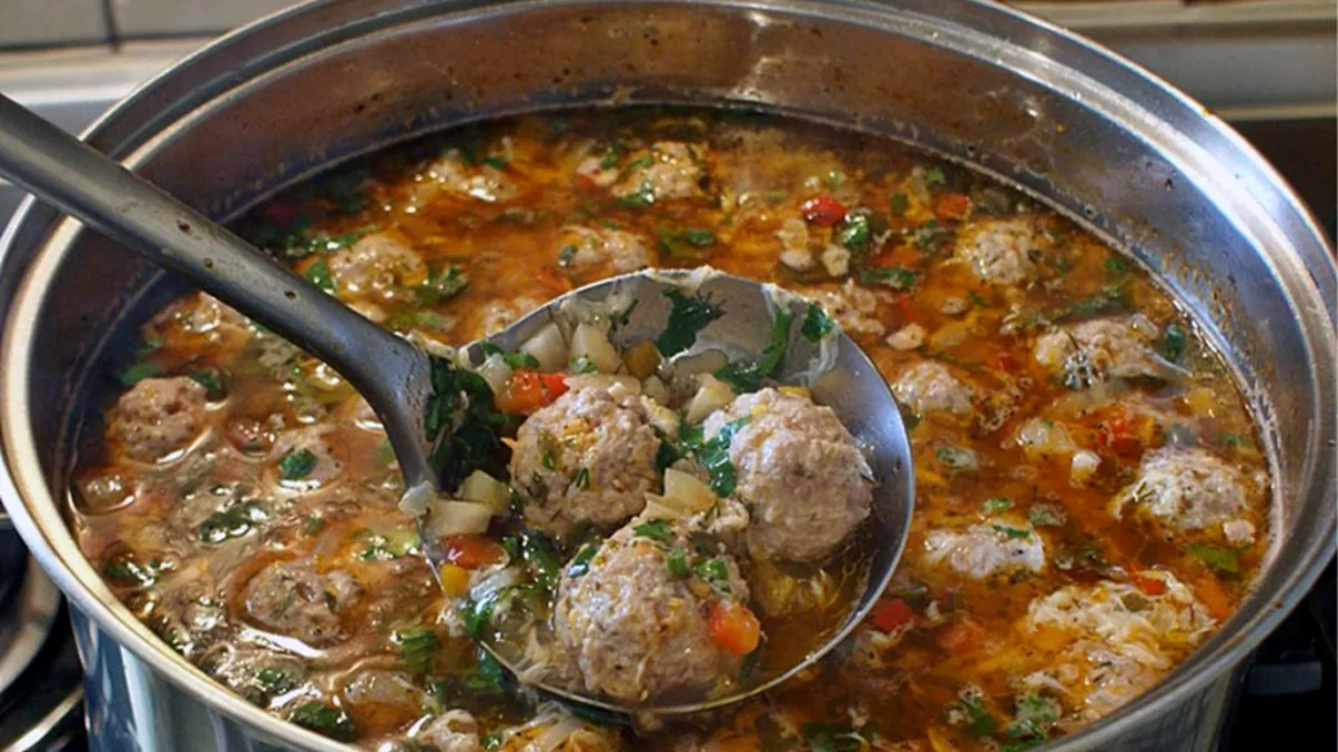 Când se adaugă perişoarele în ciorbă, de fapt. E esenţial pentru a nu strica preparatul