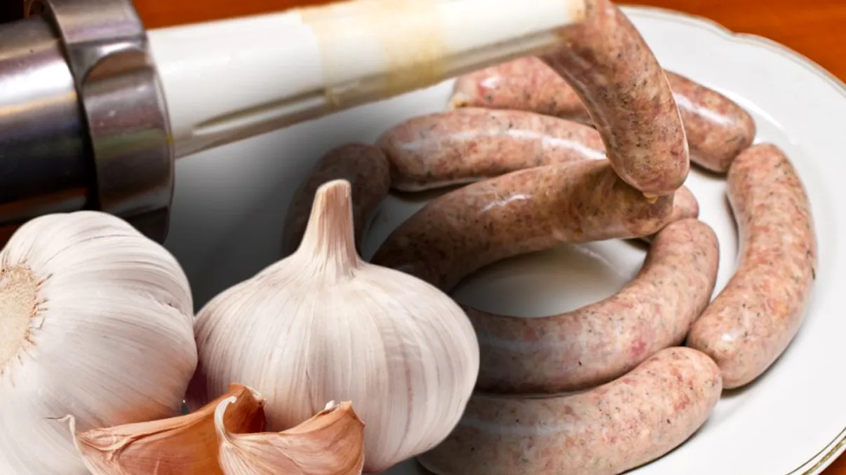 Cât usturoi se pune la cârnați, de fapt. Multe gospodine greșesc, de asta nu ies gustoși și aromați