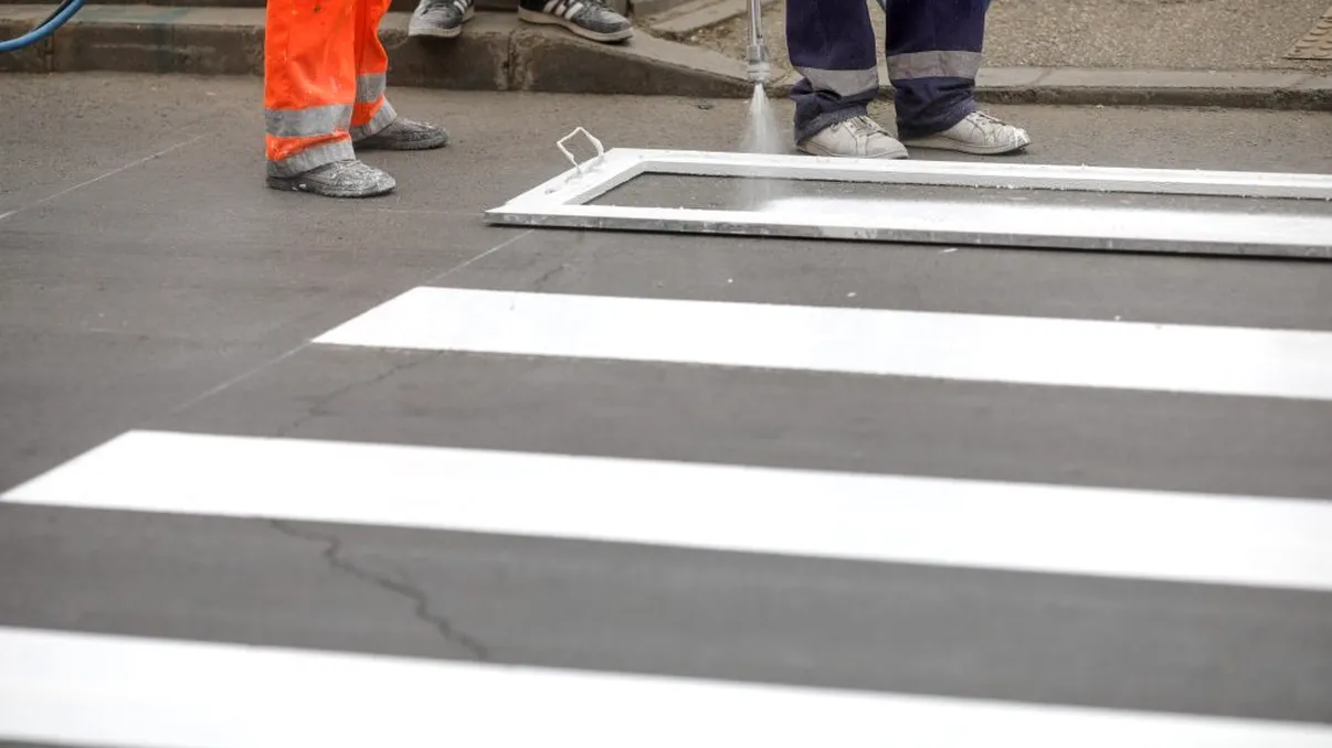 Ce a pățit un român care și-a făcut propria trecere de pietoni, pe drumul din fața casei. Polițiștilor nu le-a venit să creadă