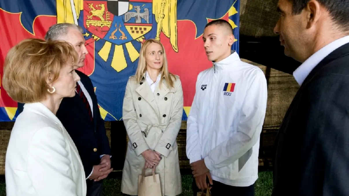 Moment emoționant pentru David Popovici și colegii lui. Sportivii s-au întâlnit cu Majestatea Sa Margareta și Alteța Sa Regală Principele Radu - GALERIE FOTO