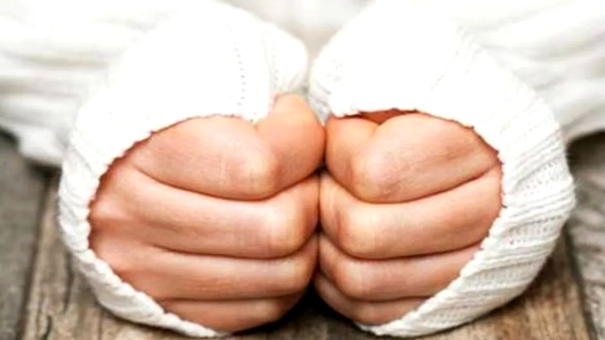 De ce ai mereu mâinile reci toamna şi iarna, de fapt. Specialiştii, despre principala cauză