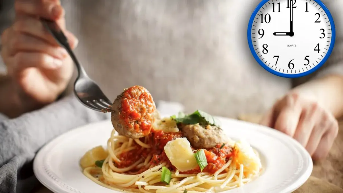 De ce nu trebuie să mănânci seara. Cu cât timp înainte de somn e indicat să iei ultima gustare