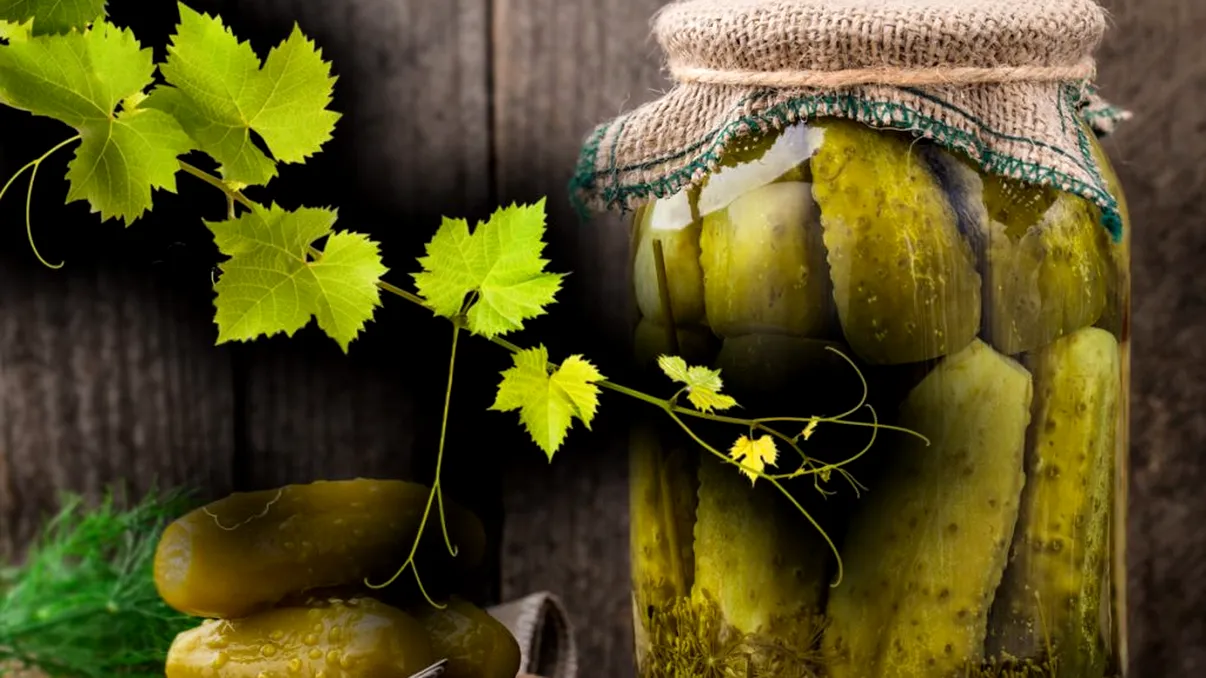 De ce să pui foi de viță de vie la castraveții murați. Trucul secret pe care o să-l folosești și tu