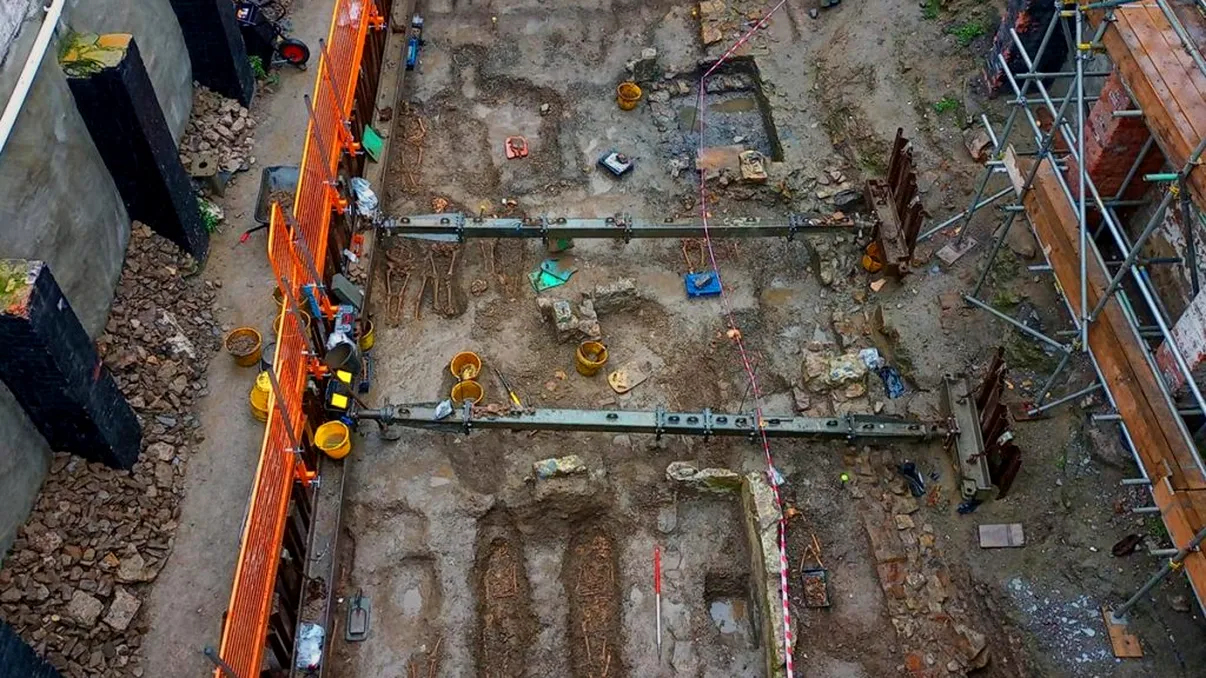 Descoperirea macabră sub sediul unui fost magazin. Oamenii au fost șocați ce au văzut când săpau