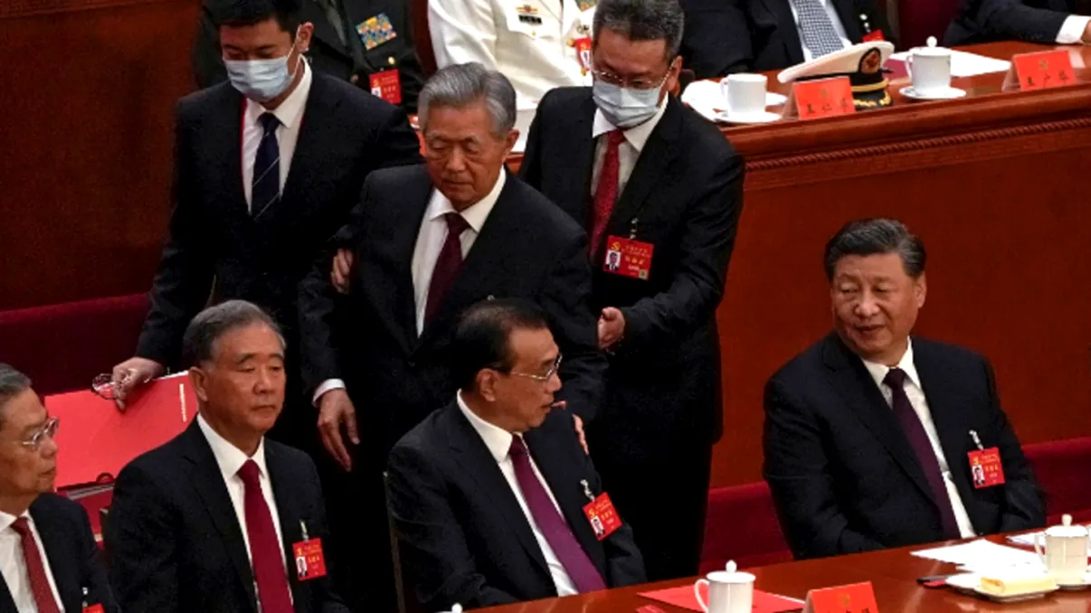 De ce a fost dat afară de la congres fostul preşedinte chinez, de fapt. Are legătură cu fiul său