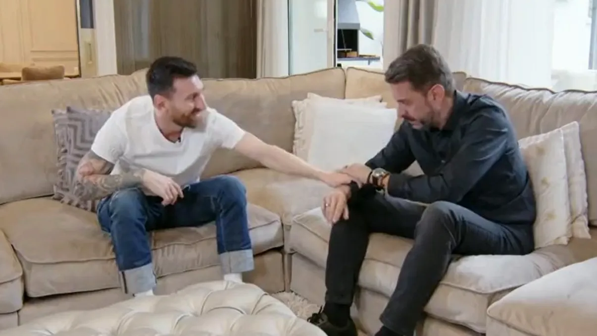 Moment emoționant în direct. Cum a reacționat Lionel Messi în momentul în care jurnalistul care îi lua un interviu a început să plângă - VIDEO