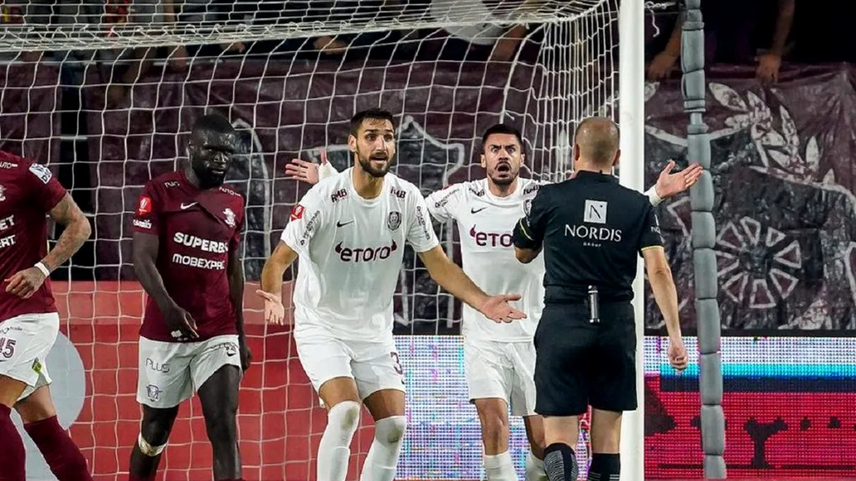 Scandal uriaș după meciul Rapid - CFR Cluj. Cristi Balaj a vrut să scoată echipa de pe teren, iar Neluțu Varga a vorbit despre „furt pe față”