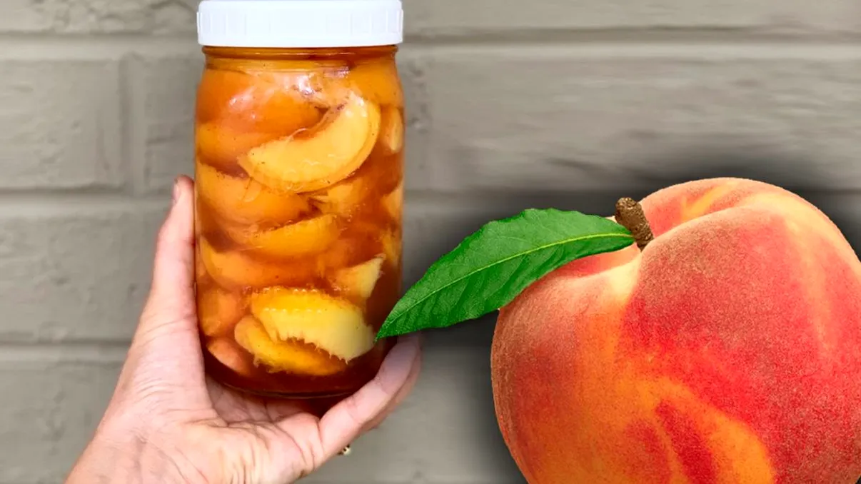 Secretul piersicilor murate pentru iarnă. Ingredientul care nu are voie să lipsească