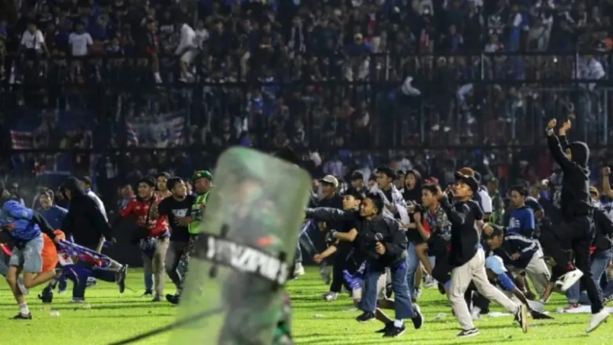 Tragedie la un meci de fotbal din Indonezia. Au murit aproape 200 de persoane, un fost jucător din Liga 1 a fost pe teren