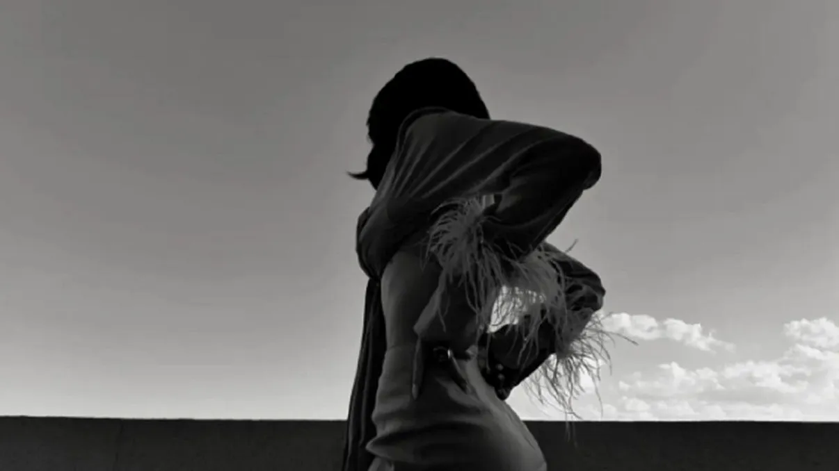 Vedeta din România care s-a lăsat fotografiată într-un costum de baie prea mic. Internauţii au reacţionat imediat. Imaginile momentului