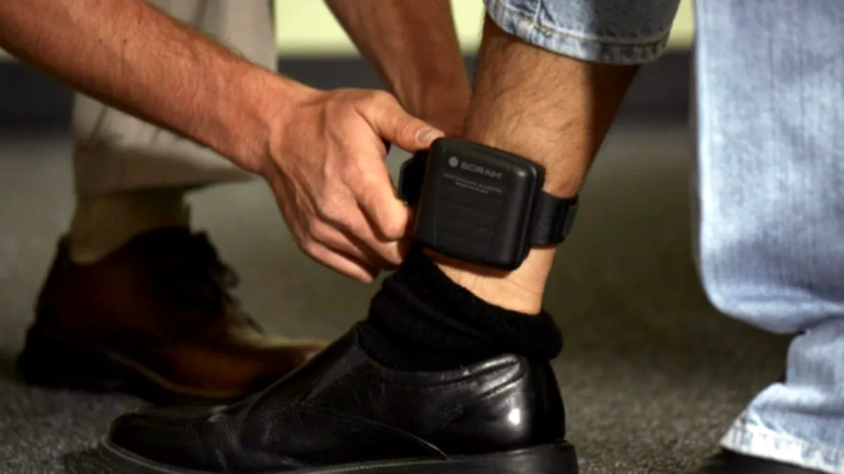 Momentul în care este folosită pentru prima dată în România o brățară electronică de monitorizare. Ce s-a întâmplat imediat după activarea acesteia