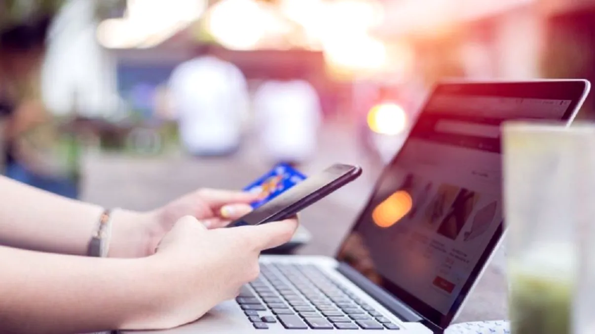 Situaţie fără precedent. Doi bucureşteni au cumpărat haine de sute de mii de lei şi au făcut retur cu unele uzate. Ce riscă acum