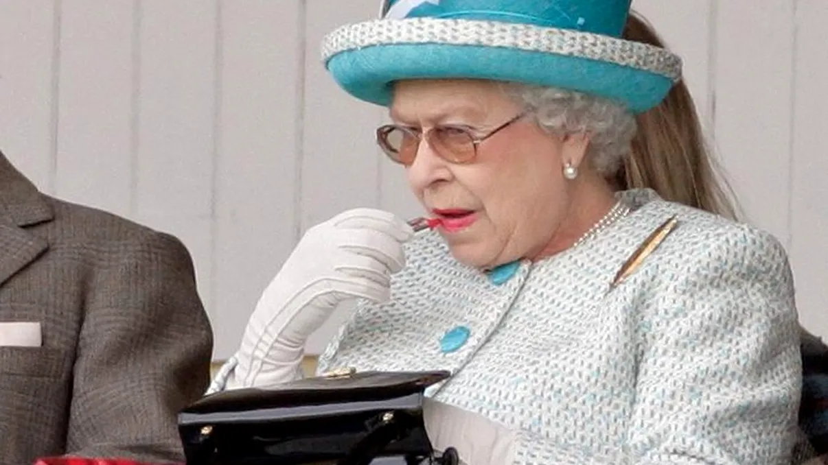 Codul secret al Reginei Elisabeta. De ce se dădea cu ruj roșu în public