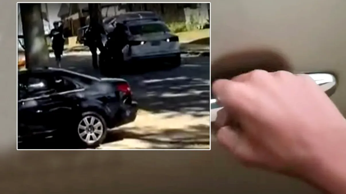 O femeie a furat o mașină de poliție: ce a putut face a fost filmat. Imaginile au ajuns virale