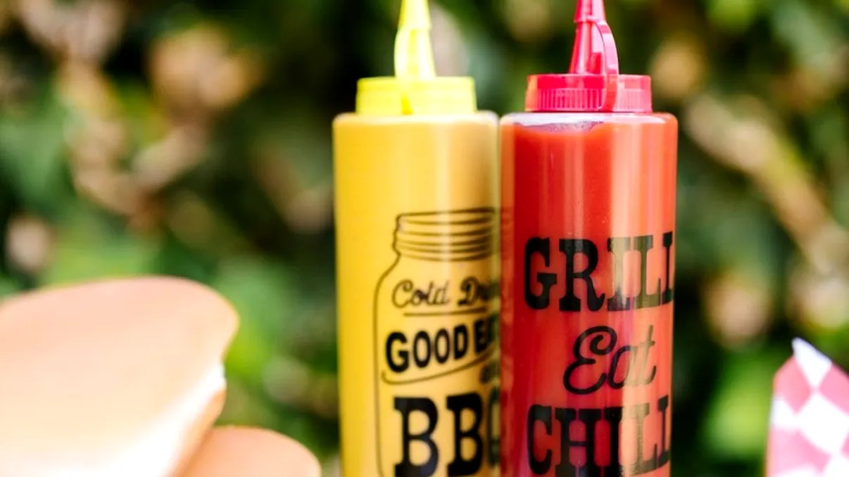 Cât timp sunt bune muştarul şi ketchup-ul după deschidere, de fapt. Aşa îţi pui sănătatea în pericol