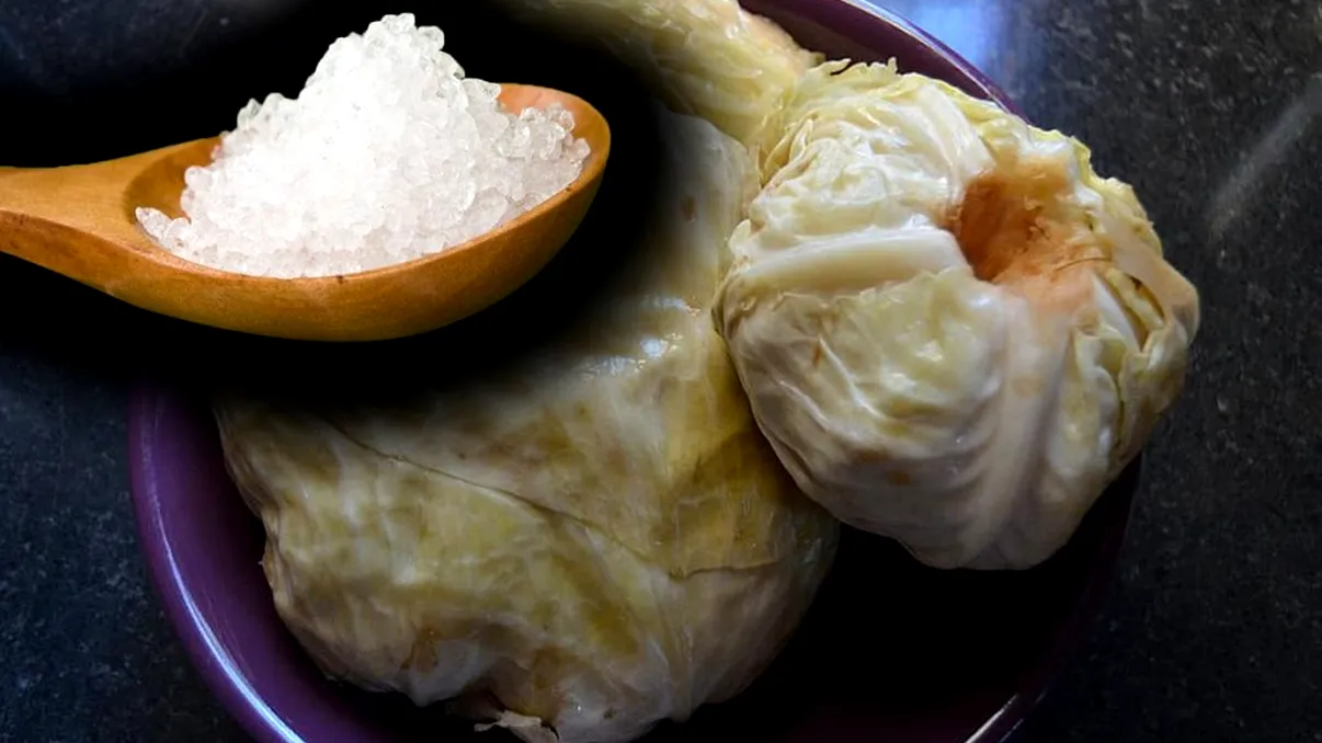 Ce sare trebuie să pui în varza murată ca să reziste mai mult timp. E secretul bunicilor de zeci de ani