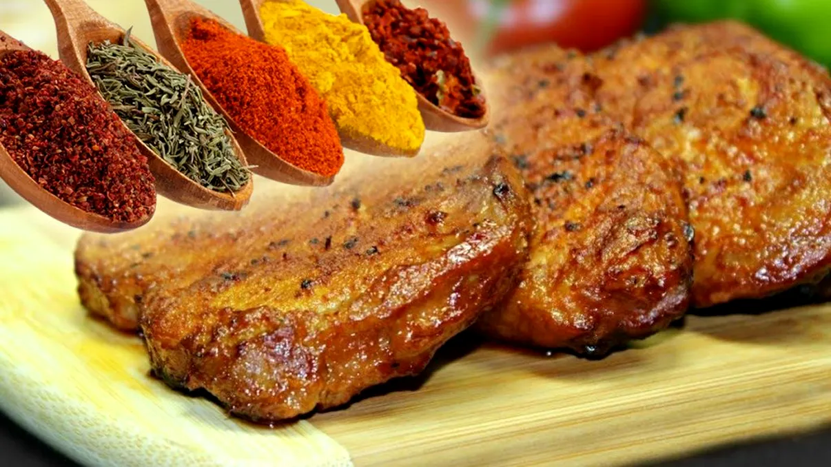 Cu ce să ungi carnea pentru gustul perfect, înainte s-o pui la cuptor. Așa va ieși aromată