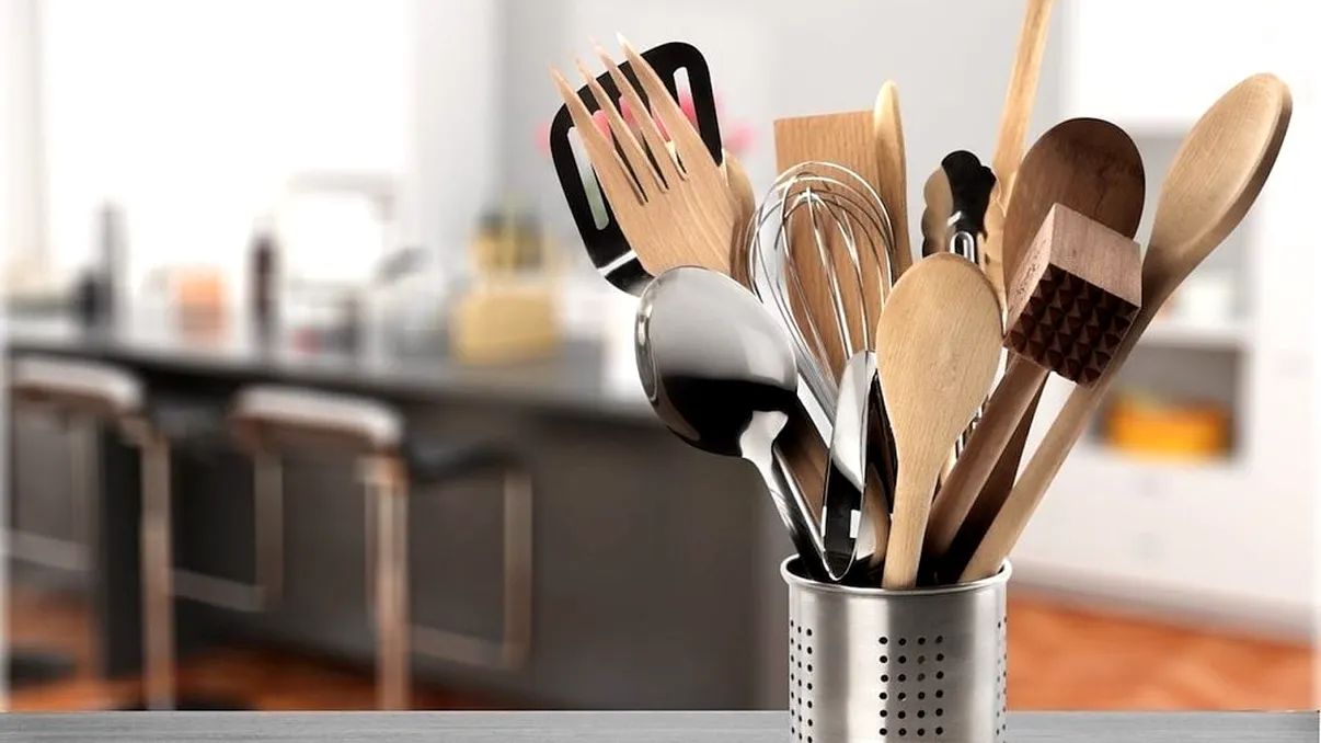 Cum cureţi lingurile de lemn ieftin şi rapid. Doar aşa scoţi grăsimea şi petele din ele