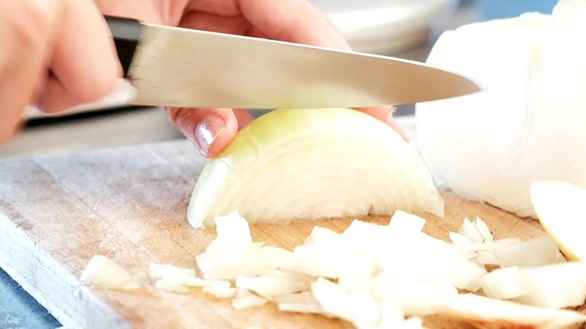 Cum se taie corect ceapa. Aşa nu vei mai plânge, e metoda rapidă şi uşoară