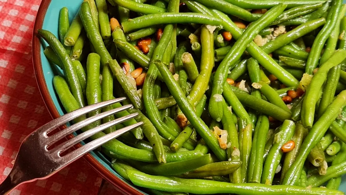 Salată de fasole verde cu usturoi și semințe de pin. Rețeta delicioasă de post