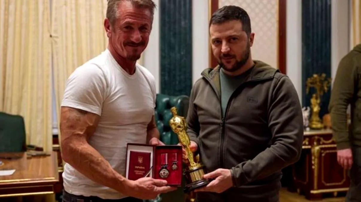 Moment emoționant la Kiev. Celebrul actor Sean Penn i-a oferit premiul Oscar lui Volodimir Zelenski. Ce l-a rugat să facă în schimbul lui