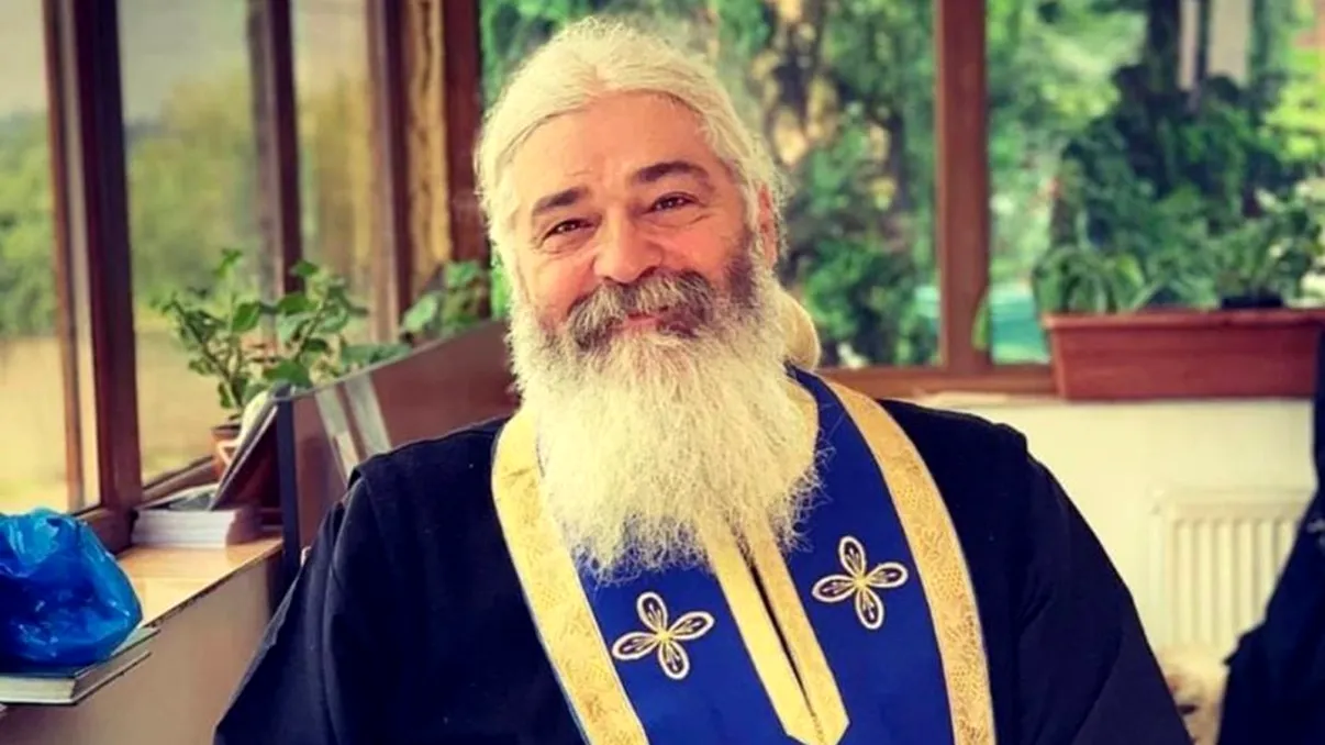 Imagini halucinante cu iubitul părinte Calistrat în timp ce lovește cu brutalitate o enoriașă. Ce l-a scos din minți. Video