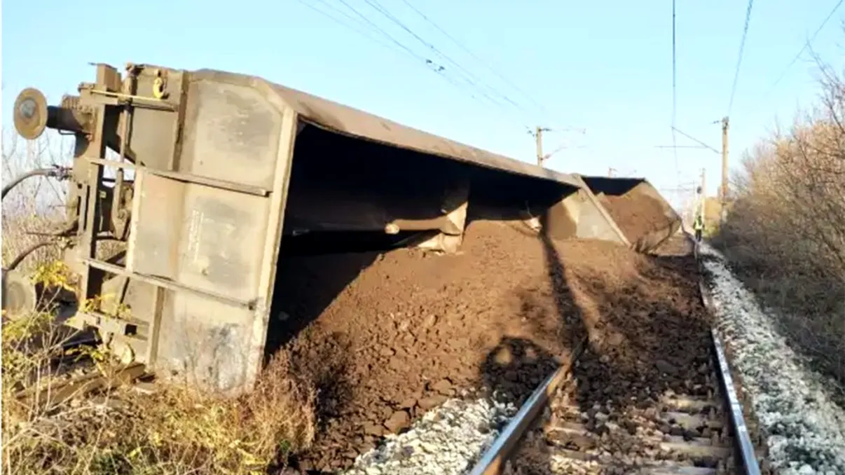 Ultima oră! Accident feroviar în Dolj, după ce 9 vagoane ale unui tren plin cu cărbune au sărit de pe șine. Anunțul CFR pentru călătorii afectați