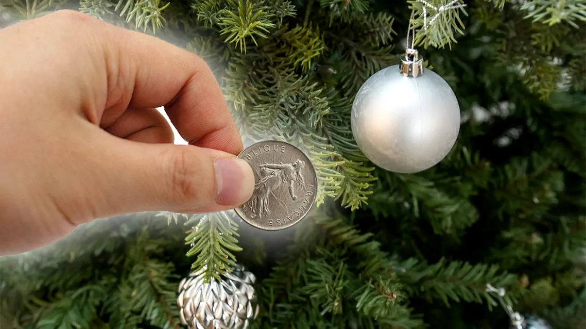 Ai pus o monedă în bradul de Crăciun? Dacă nu, grăbește-te, e musai să o atârni până de Revelion