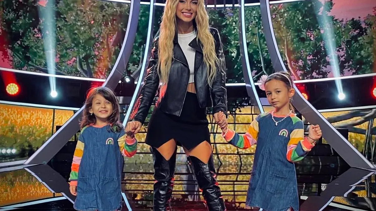 Andreea Bălan, moment emoţionant alături de fetiţele ei pe scenă. Cum s-au descurcat Ella şi Clara. Video
