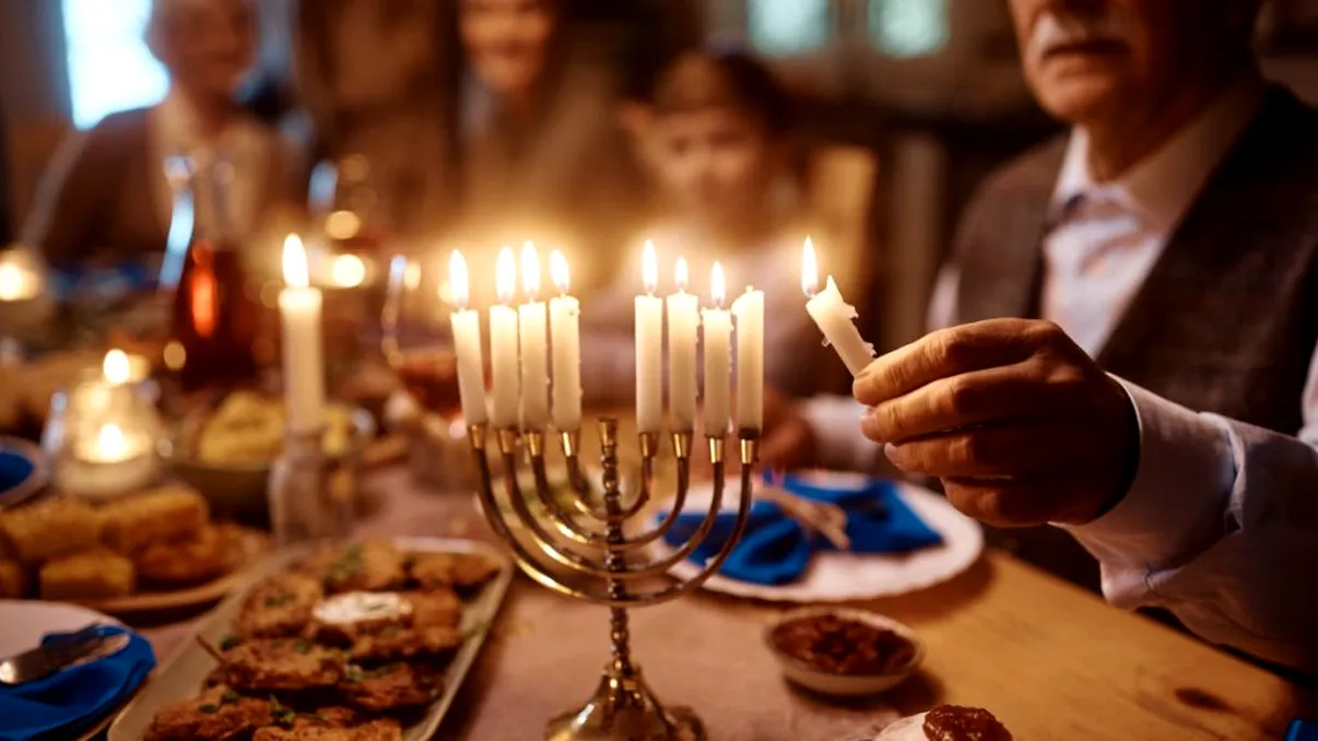 Ce este Hanukkah, sărbătoarea luminilor. Durează 8 zile și are o semnificație specială