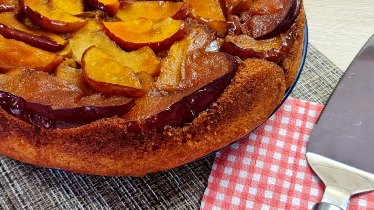 Tort aromat cu mere caramelizate. Secretul pentru un blat pufos