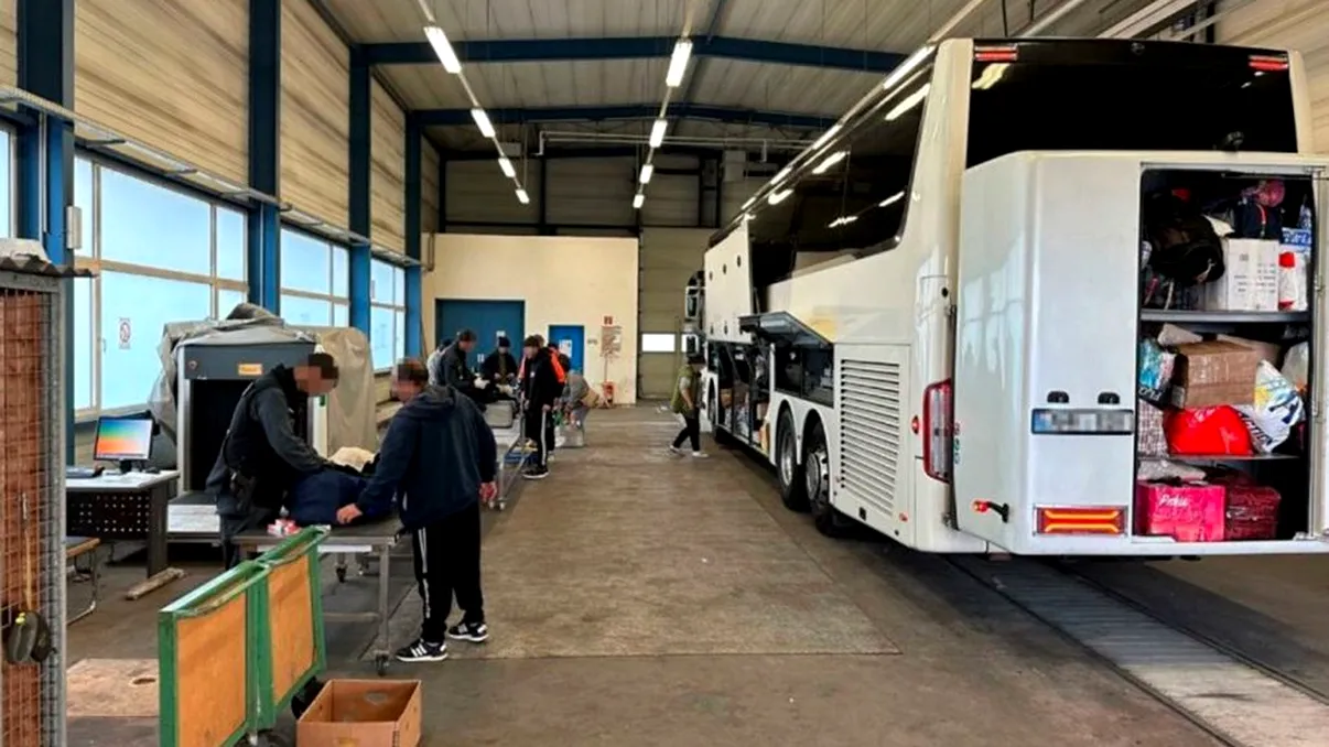 Probleme la granița cu Austria. Autocar plecat din Chișinău, controlat timp de 10 ore de polițiști. Este incredibil ce s-a găsit în bagajele pasagerilor