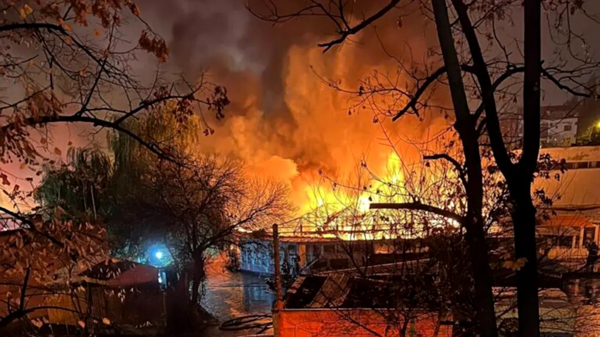 Incendiu de proporții într-o piață din București. Mai multe magazine au fost făcute scrum