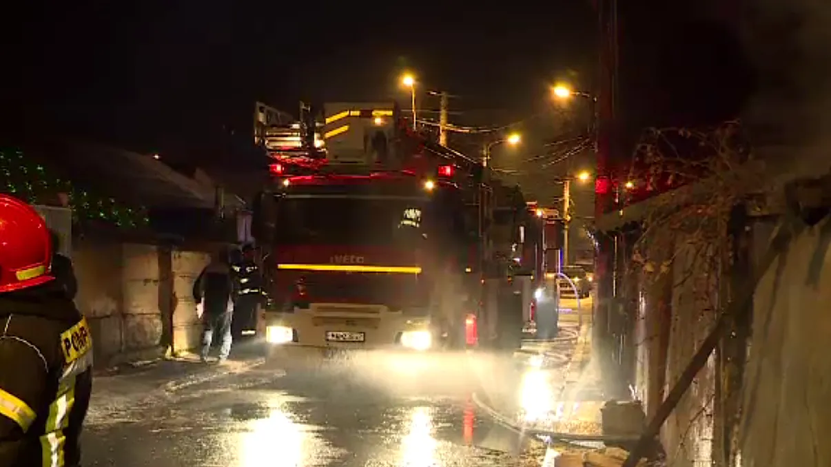 Ultima oră! Un incendiu uriaș a izbucnit într-un bloc din sectorul 5 al Capitalei. Mai multe echipaje de pompieri au intervenit de urgență