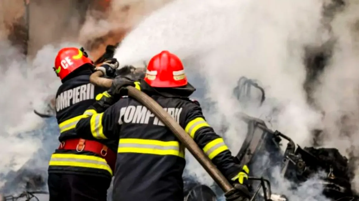 Incendiu devastator la o topitorie din Slatina, acolo unde au ars aproape 3 tone de combustibil lichid. Peste 20 de pompieri au intervenit de urgență