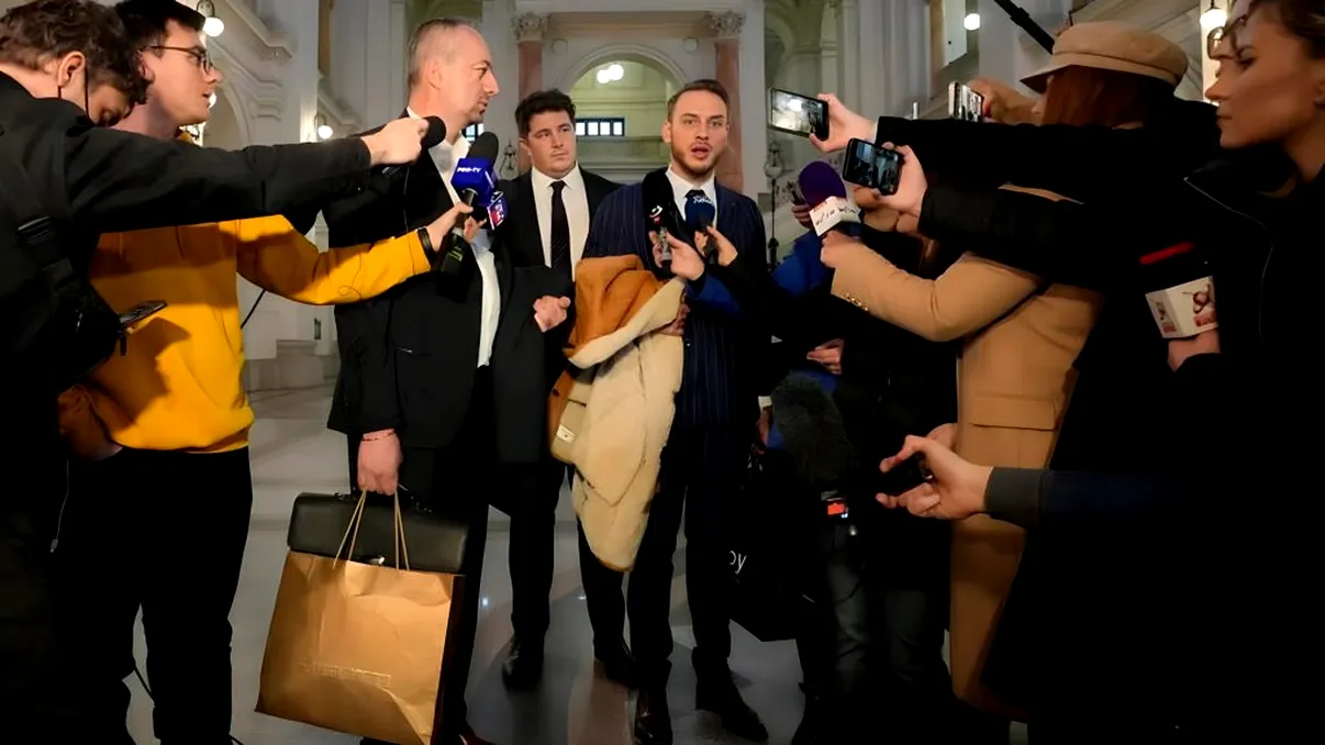 Cât costă ţinuta purtată de avocatul fraților Tate în faţa presei?! Constantin Eugen Vidineac nu s-a uitat la bani. Foto