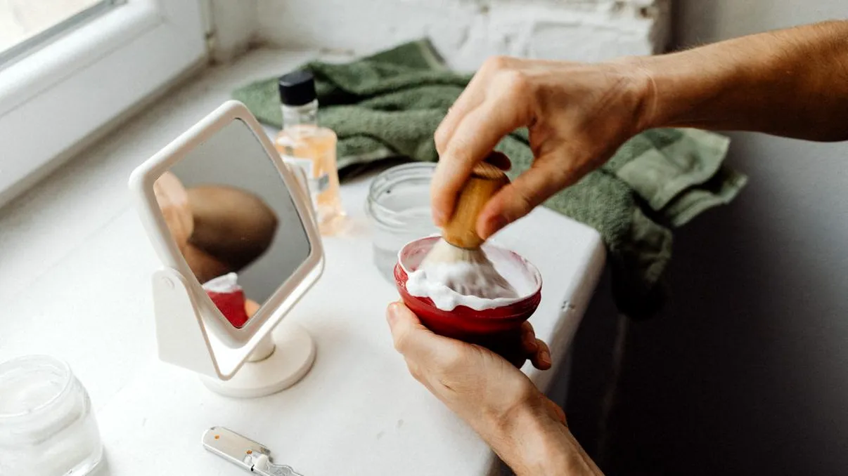 De ce să pui spumă de ras pe buretele de bucătărie. Trucul care te va ajuta enorm, vei face mereu aşa de acum
