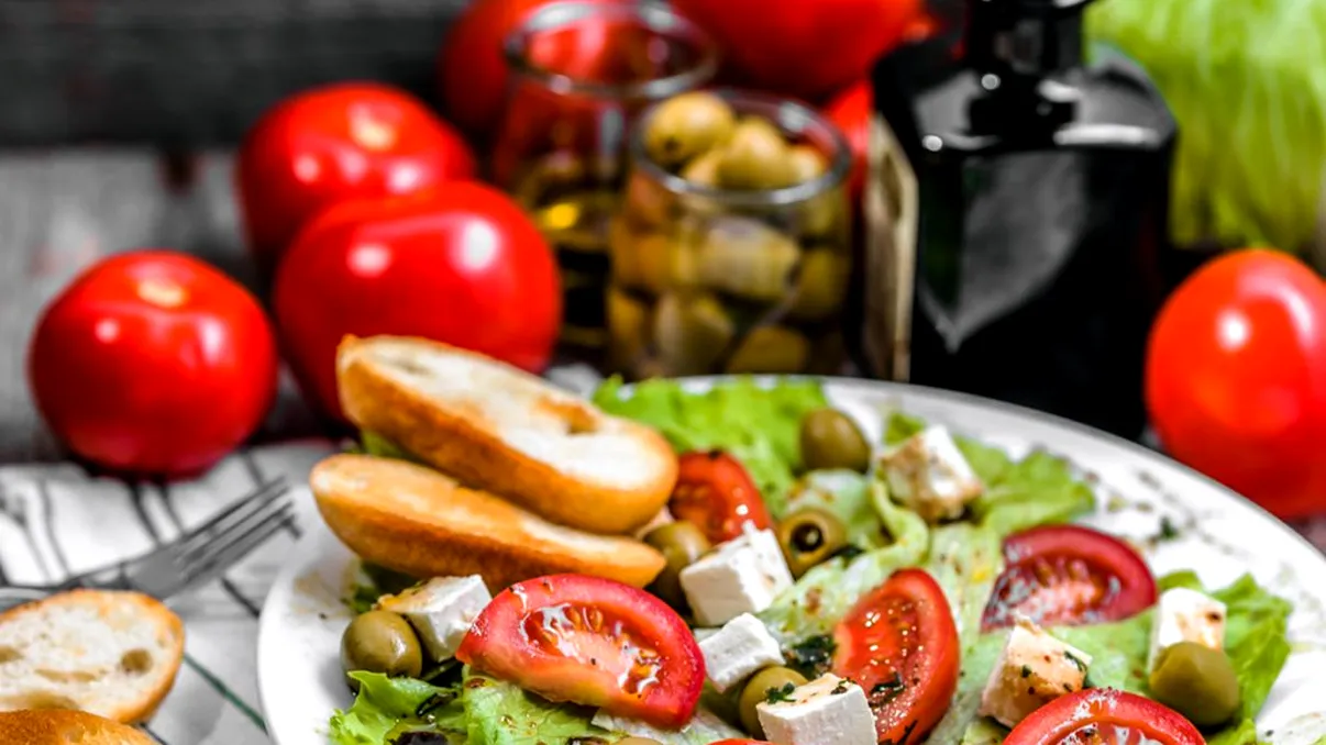 Dieta mediteraneană a fost desemnată cea mai bună din lume în 2022. Ce alimente se consumă, de fapt