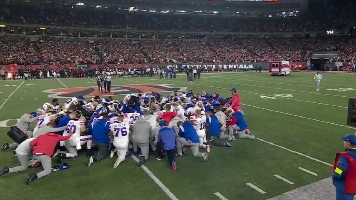 Imagini înfiorătoare. Un sportiv din NFL de doar 24 de ani a făcut infarct în timpul meciului, colegii au plâns pe teren - FOTO & VIDEO