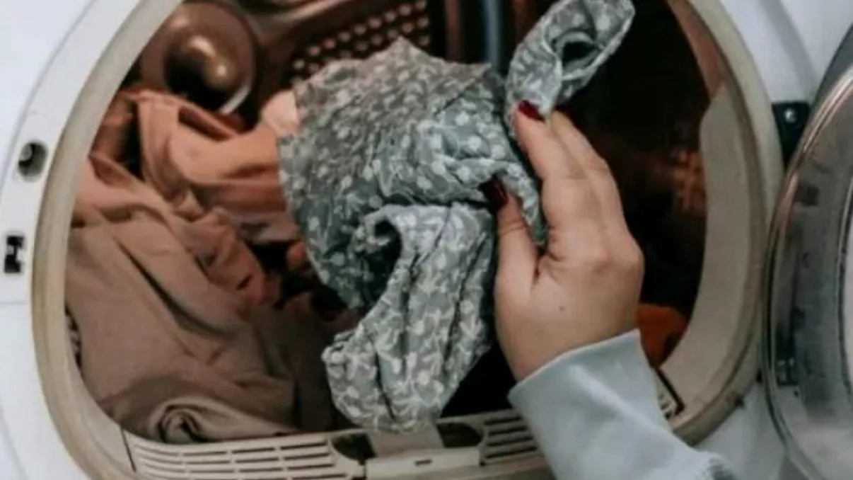 De ce să pui lămâie peste haine înainte de a le băga în maşina de spălat. Trucul care îţi va schimba viaţa